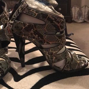 NWOT Heels size 7